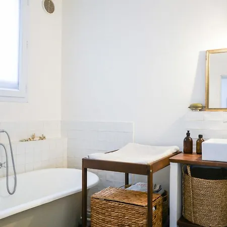 Apartment Atypical Parisian Near Belleville Paris